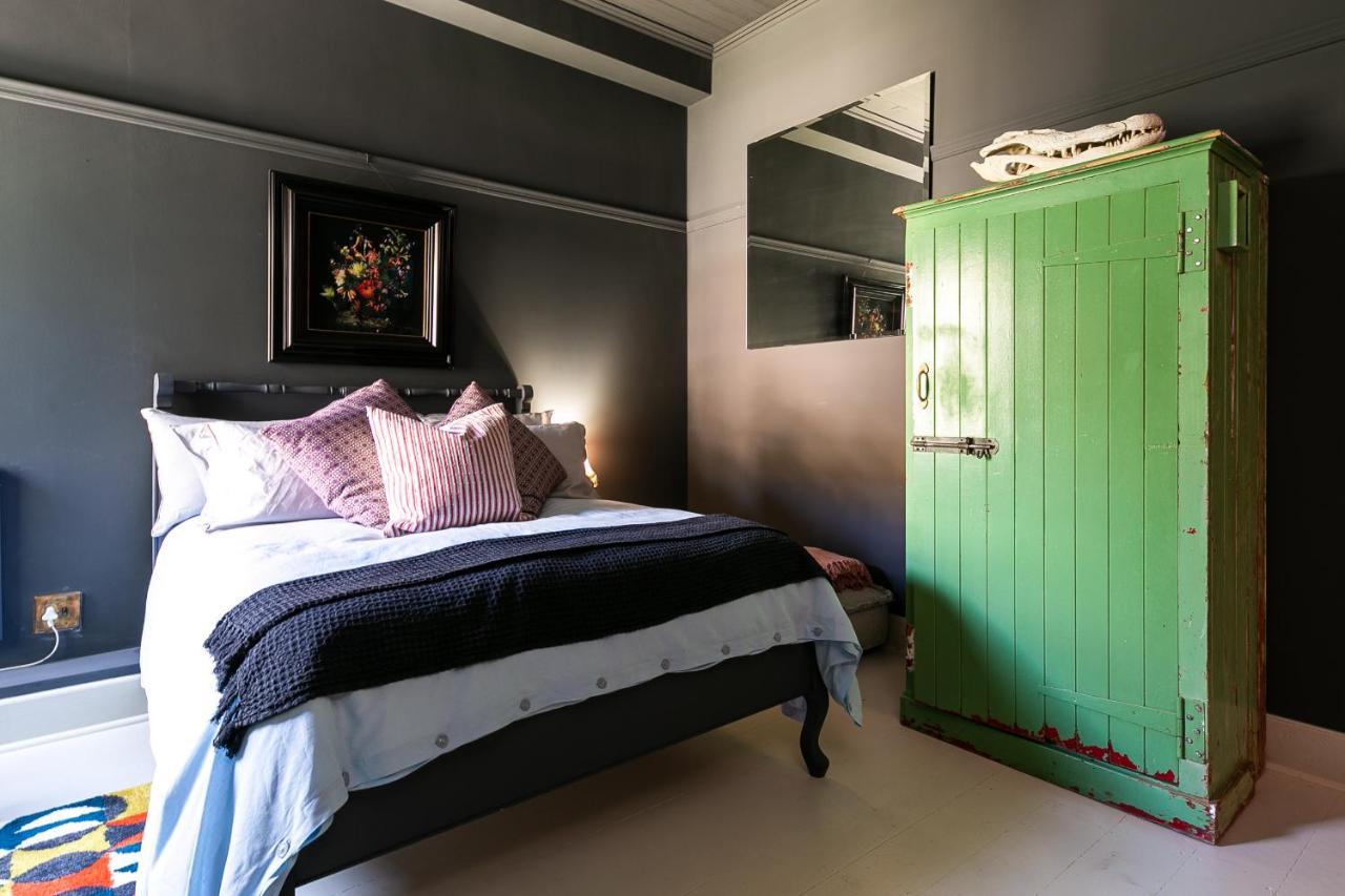Lola Hotel *
